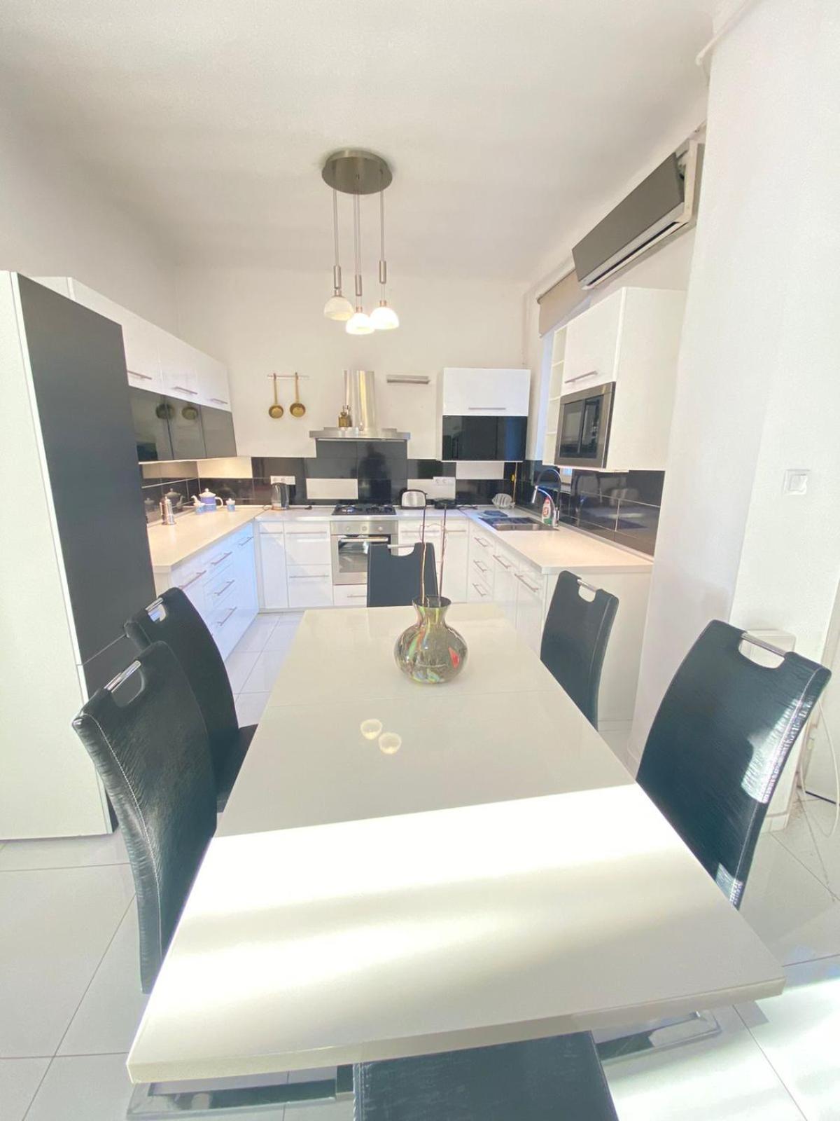 Penthouse In The Castle דירה